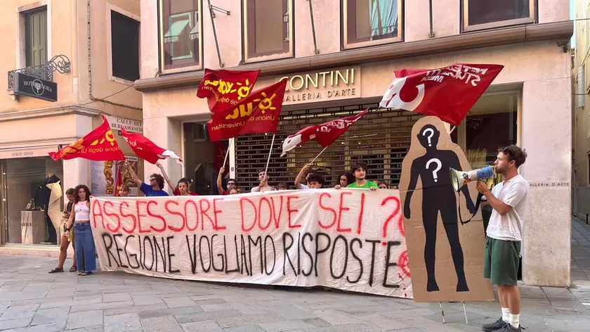 Il presidio degli studenti universitari veneti davanti al Consiglio regionale