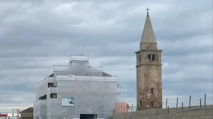 Il santuario della Madonna dell'Angelo di Caorle coperto dalle impalcature