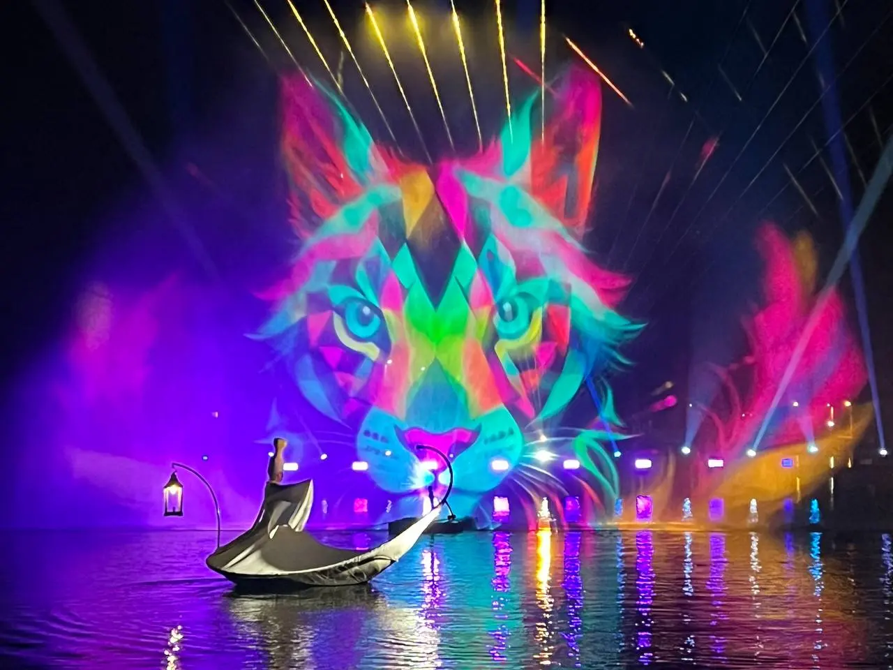 Diciotto giorni di festa che hanno portato il divertimento in tutte le "città di Venezia". Una pantegana galleggiante, cortei acquei, carri allegorici, spettacoli diffusi, rievocazioni storiche, la grazia delle 12 Marie e la magia del fuoco che incontra l’acqua all’Arsenale. Tutto questo è stato il Carnevale di Venezia 2024 “Ad Oriente. Il mirabolante viaggio di Marco Polo”, che oggi si è chiuso con il saluto da Piazza San Marco della Maria vincitrice del Carnevale 2024, Silvia Zecchin, la sfilata dei carri a Zelarino, l’ultimo spettacolo di “Terra Incognita”, nelle acque dell’Arsenale di Venezia, capace di immagare con il suo racconto ancestrale e le feste mascherate nei palazzi.