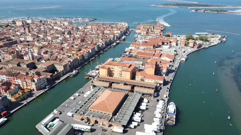 Una vista dall'alto del mercato ittico