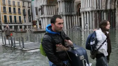 Turisti sorpresi dall’acqua alta
