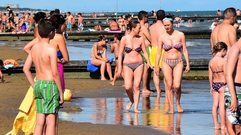 DE POLO - DINO TOMMASELLA - JESOLO - GENTE IN SPIAGGIA E PRIMI OMBRELLONI APERTI