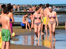 DE POLO - DINO TOMMASELLA - JESOLO - GENTE IN SPIAGGIA E PRIMI OMBRELLONI APERTI