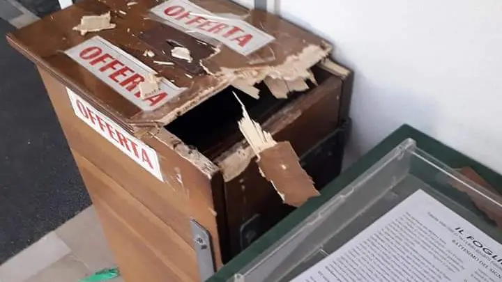 Il contenitore delle offerte rotto