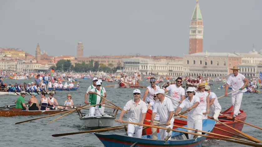Interpress/M.Tagliapietra Venezia 04.06.2017.- Vogalomga. Partenza Bacino San Marco.
