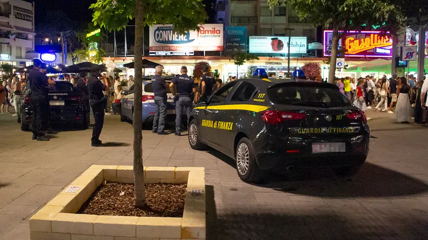 Controlli dele forze dell'ordine in piazza Mazzini a Jesolo