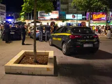 Controlli dele forze dell'ordine in piazza Mazzini a Jesolo