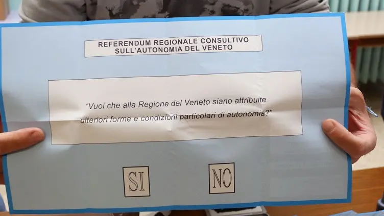 ZAGO AG.FOTOFILM TREVISO SEGGI ELETTORALI REFERENDUM AUTONOMIA DEL VENETO, IN FOTO SEGGIO SCUOLE GABELLI