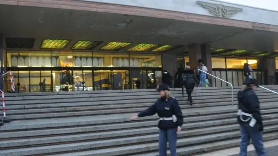 Agenti della Polfer davanti alla stazione di Venezia