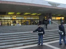 Agenti della Polfer davanti alla stazione di Venezia