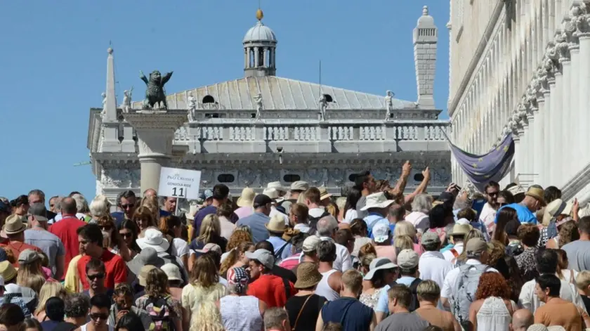 Interpress/M.Tagliapietra Venezia 22.08.2016.- Turismo, Bivacco, degrado, etc. Piazza San Marco. Ponte della paglia.