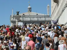 Interpress/M.Tagliapietra Venezia 22.08.2016.- Turismo, Bivacco, degrado, etc. Piazza San Marco. Ponte della paglia.