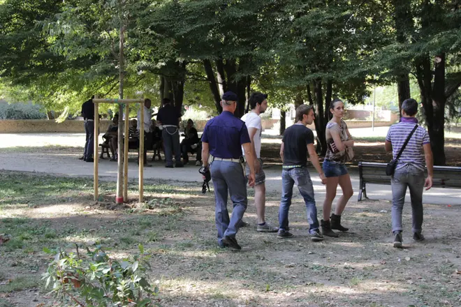 Perlustrazione di controllo dell'unità cinofila della polizia al parco di Villa Querini a Mestre