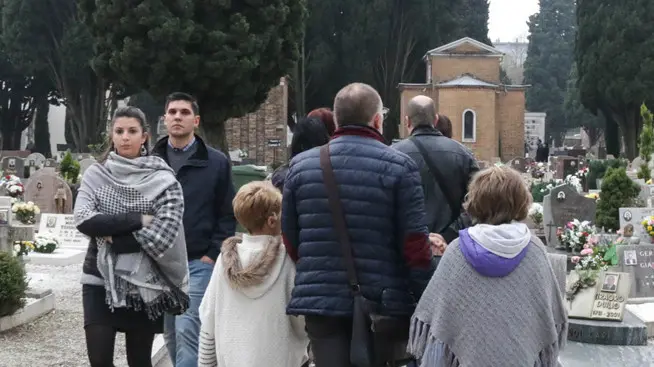 Foto Agenzia Candussi/ Morsego/ Mestre, cimitero/ Persone visitano i loro cari defunti nella giornata di tutti i santi