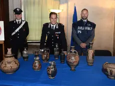 Interpress/M.Tagliapietra Venezia 26.05.2017.- I Carabinieri Nucleo Tutela Patrimonio Culturale di Venezia sequestrano 32 reperti archeologici e 12 falsi. Palazzo Ducale Sala del Piovego. Nella foto quelli falsi con Maggiore Cristian Costantini.