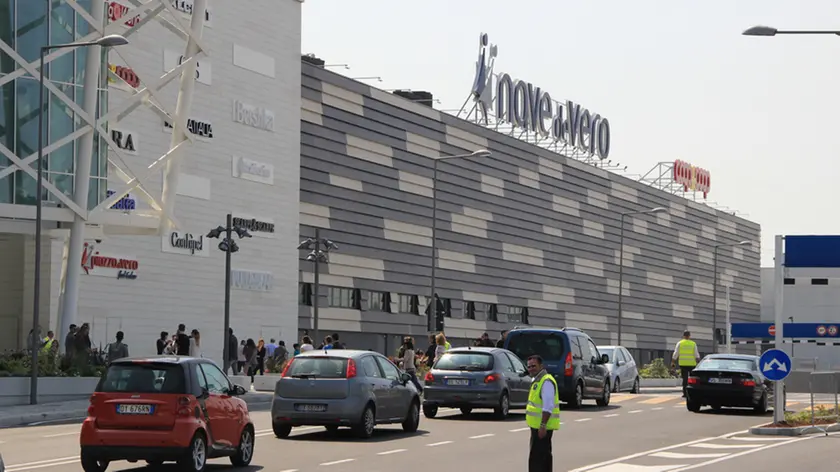 25 aprile 2014 - Festa della Liberazione - Centro commerciale Nave de Vero aperto - nella foto parcheggi pieni