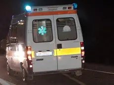 in foto l'ambulanza del suem - di notte...NERA INCIDENTE STRADALE DUEMILADIECI...MORTI I DUE OCCUPANTI DELLA FIAT PUNTO (LUIGI DE AGOSTINI E MARCO BIROLO DI CAVARZERE), ANDATA A FUOCO DOPO L'IMPATTO CON UNA BMW SERIE CINQUE TOURING CONDOTTA DA LUCA GRIGGIO DI SAONARA (RIMASTO FERITO), SULLO SVINCOLO DELLA STRADA DEI VIVAI AI CONFINI CON SAONARA.. - Un'ambulanza in servizio