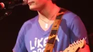 Pierdavide Carone con la sua chitarra e il pubblico di ragazzine