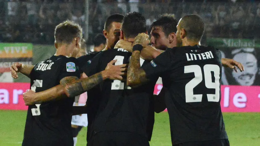 I festeggiamenti a Marsura dopo la rete dell'1-1 (foto Interpress)
