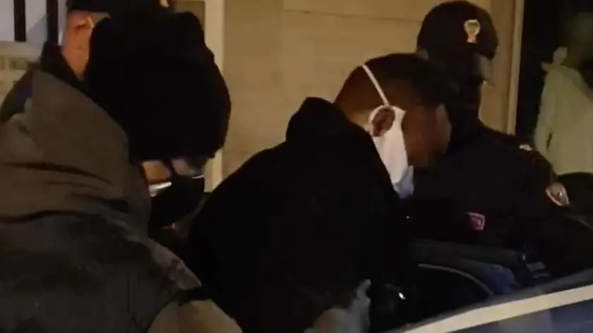 Un frame tratto da un video, reso disponibile dalla Polizia di Stato, che riguarda l'operazione chiamata "Viking" o "Norsemen Kclub International" che ha portato all'emissione di decine di provvedimenti restrittivi di natura cautelare, in corso di esecuzione, nei confronti di appartenenti ad un'organizzazione nigeriana di stampo mafioso, Torino, 28 ottobre 2020. Oltre duecento agenti sono impegnati da questa mattina all'alba nella vasta operazione di Polizia, condotta dalle Squadre Mobili di Torino e di Ferrara. ANSA / Ufficio Stampa - Polizia di Stato +++ ANSA PROVIDES ACCESS TO THIS HANDOUT PHOTO TO BE USED SOLELY TO ILLUSTRATE NEWS REPORTING OR COMMENTARY ON THE FACTS OR EVENTS DEPICTED IN THIS IMAGE; NO ARCHIVING; NO LICENSING +++