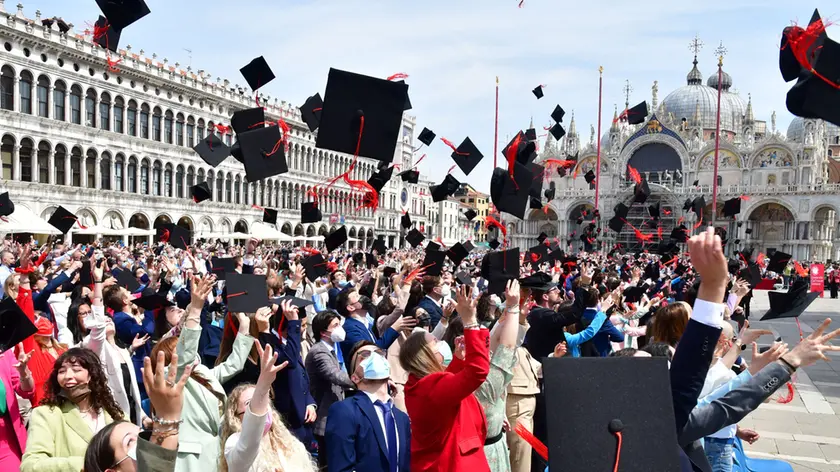 Neolaureati di Ca' Foscari in piazza San Marco per la cerimonia del lancio del tocco