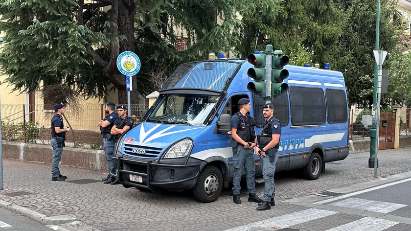 Agenti della Polizia di Stato durante un controllo anti droga in città