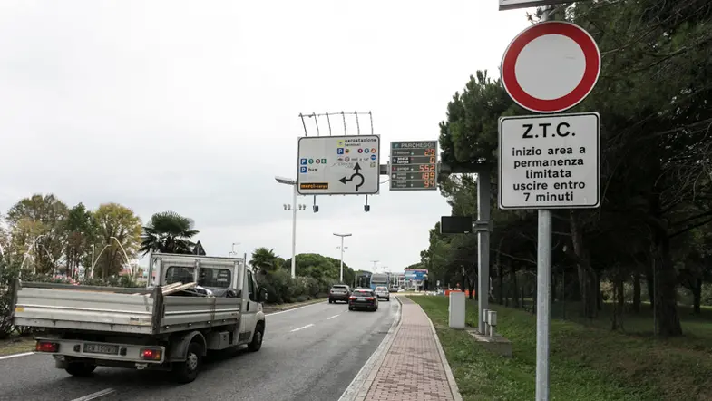 Foto Agenzia Candussi / SCATTOLIN / VIALE GALILEI / ZONA A TRAFFICO CONTROLLATO IN AEROPORTO