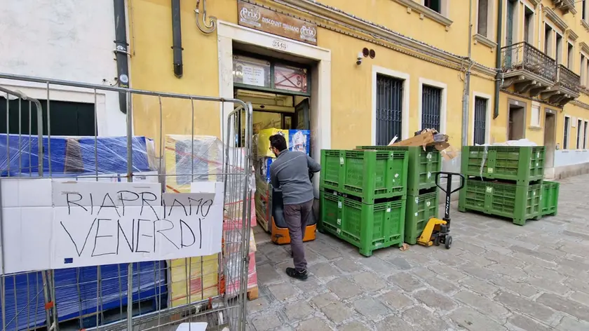 Il cartello che annuncia la riapertura del Prix. Foto Interpress/M.Tagliapietra
