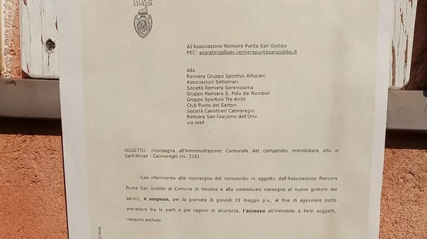 L’avviso di chiusura comparso davanti al cantiere