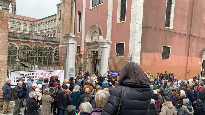 Un momento della manifestazione di protesta davanti all'ex ospedale Giustinian, ora distretto sanitario, a Venezia