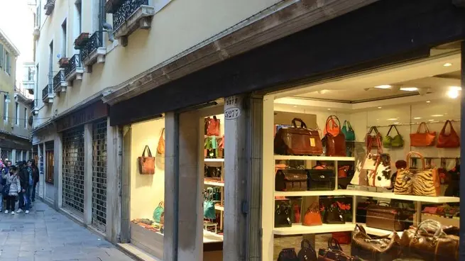 Interpress/Tagliapietra Venezia 17.02.2013.- Due negozi Cinesi di borse ed abbigliamento uno in frote all'altro in calle de le bande, San Marco 5277 e San Marco 5381.