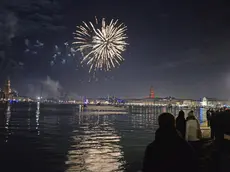 Fireworks explode over the historic Saint Marc Lagoon in Venice, to celebrate the New Year, in Venice, Italy, 01 January 2015. .Lo spettacolo pirotecnico sul bacino di San Marco, unico spettacolo concesso per la notte di capodanno nel centro storico lagunare, la scorsa notte 31 dicembre 2014. ANSA/ANDREA MEROLA