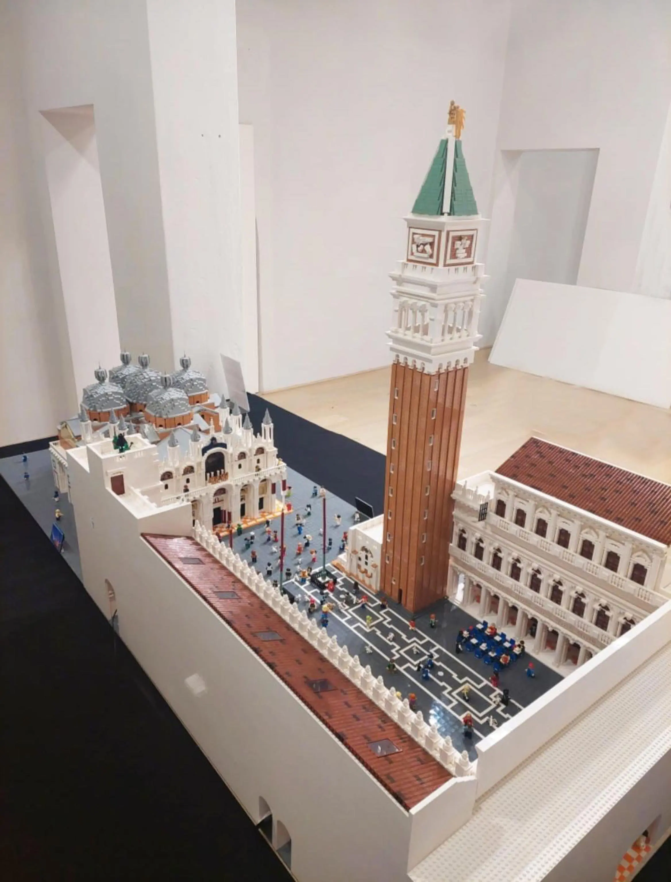 L'intera piazza San Marco riprodotta in mattoncini Lego. Il diorama sarà ospitato per circa due mesi al Museo Creature di gomma di Fabrizio Fontanella nel centro storico a Venezia, 12 marzo 2023. ANSA/ US MAURIZIO LAMPIS +++ ANSA PROVIDES ACCESS TO THIS HANDOUT PHOTO TO BE USED SOLELY TO ILLUSTRATE NEWS REPORTING OR COMMENTARY ON THE FACTS OR EVENTS DEPICTED IN THIS IMAGE; NO ARCHIVING; NO LICENSING +++ NPK +++