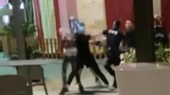 Una rissa in piazza Mazzini a Jesolo