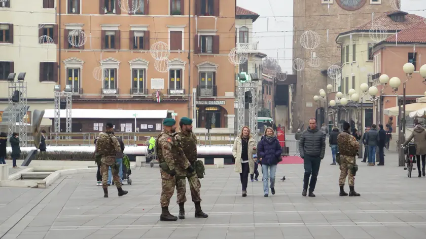 GIORNALISTA: Furlan.AGENZIA FOTO: Candussi.LUOGO: piazza Ferretto, Mestre.DESCRIZIONE: Polizia Locale e militari dell'Esercito pattugliano il centro di Mestre