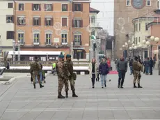 GIORNALISTA: Furlan.AGENZIA FOTO: Candussi.LUOGO: piazza Ferretto, Mestre.DESCRIZIONE: Polizia Locale e militari dell'Esercito pattugliano il centro di Mestre