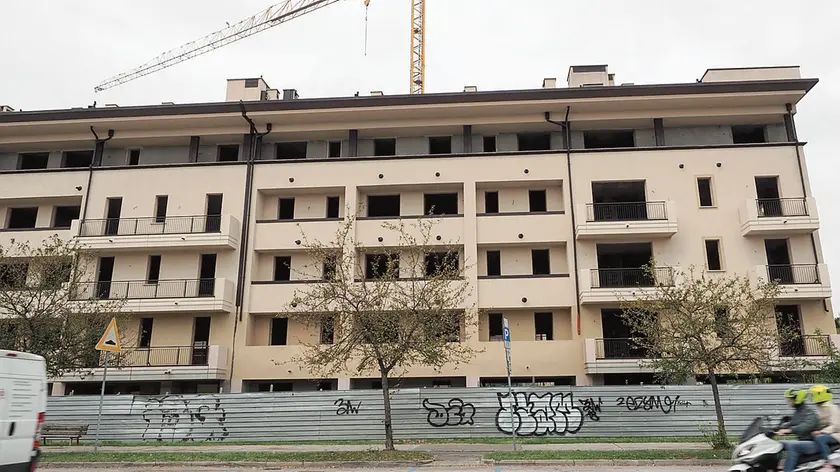 Foto Agenzia Candussi/Chiarin/Viale Sansovino, Mestre / Esterni palazzo al grezzo