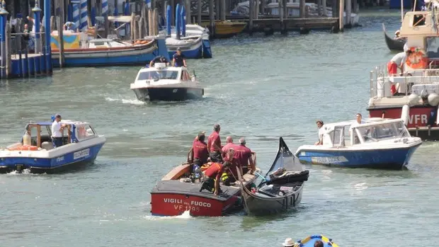 Interpress/Mazzega Vitucci Venezia, 17.08.2013.- Incidente mortale in Canal Grande, Vaporino della linea 1 sperona una gondola con quattro turisti tedeschi.-