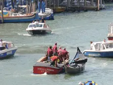 Interpress/Mazzega Vitucci Venezia, 17.08.2013.- Incidente mortale in Canal Grande, Vaporino della linea 1 sperona una gondola con quattro turisti tedeschi.-