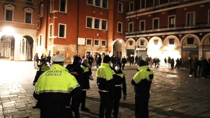 Controlli della polizia locale in campo Bella Vienna a Rialto