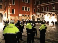 Controlli della polizia locale in campo Bella Vienna a Rialto