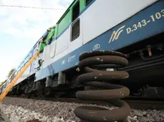 20091105- VELLO DI MARONE ( BRESCIA ) - DIS - FERROVIE: SCONTRO TRENO-MOTRICE A BRESCIA, FERITI NON GRAVI - Le due locomotive incastrate sul luogo dell incidente di sfondo a uno dei molleggianti dei due locomotori, schizzato via dopo l'impatto stamani 5 novembre 2009 a Vello di Marone, in provincia di Brescia. L'incidente e' avvenuto lungo la linea delle Ferrovie Nord che collega Brescia alla Valle Camonica poco dopo le 7,30. Sulla base dei primi accertamenti del 118, non ci sarebbero feriti gravi. Sarebbero pero' diverse le persone rimaste contuse. ANSA / FILIPPO VENEZIA / DBA