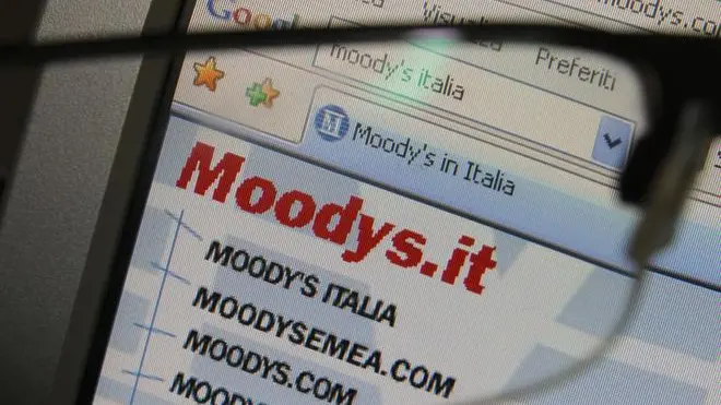 L'home page del sito italiano dell'agenzia di rating Moody's. Moody's ha deciso oggi di tagliare di due scalini il rating sui titoli di Stato italiani, portandoli a Baa2 da A3, mantenendo un outlook negativo. In Italia "anche il clima politico, specialmente con l'avvicinarsi del voto della prossima primavera, è fonte di un aumento dei rischi", afferma Moody's, spiegando che il taglio del rating dei bond italiani è dovuto anche a un deterioramento della situazione dell'economia, nonostante le misure e le riforme positive decise dal governo. ANSA/ MATTEO BAZZI
