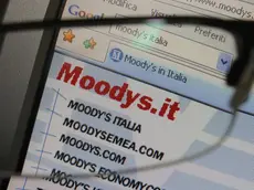 L'home page del sito italiano dell'agenzia di rating Moody's. Moody's ha deciso oggi di tagliare di due scalini il rating sui titoli di Stato italiani, portandoli a Baa2 da A3, mantenendo un outlook negativo. In Italia "anche il clima politico, specialmente con l'avvicinarsi del voto della prossima primavera, è fonte di un aumento dei rischi", afferma Moody's, spiegando che il taglio del rating dei bond italiani è dovuto anche a un deterioramento della situazione dell'economia, nonostante le misure e le riforme positive decise dal governo. ANSA/ MATTEO BAZZI