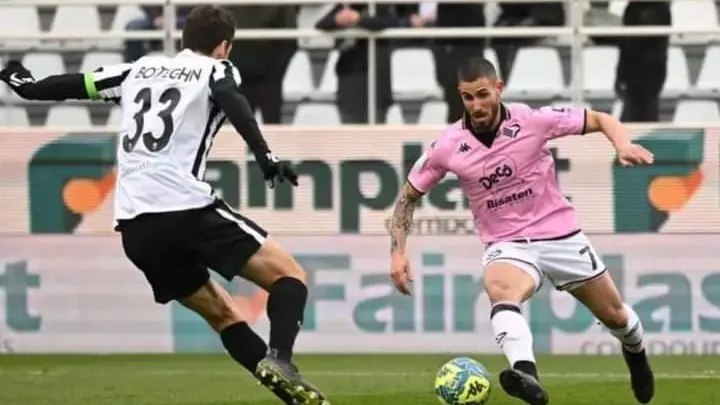Gennaro Tutino in azione con la maglia del Palermo, dove ha segnato tre reti in 18 partite