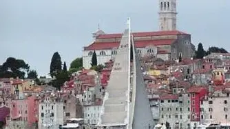 CROAZIA. Uno scorcio di Rovigno con una delle imbarcazioni della “Traversata dell’Amicizia”