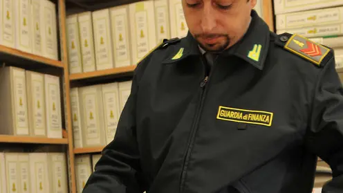 Militari della Guardia di Finanza durante il lavoro di indagine su frodi e reati fiscali a Pisa. SILVI/ANSA