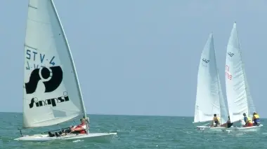 SFIDA SERRATA. Una fase del Festival delle Derive di Caorle, regata spettacolare