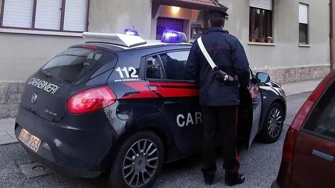 FERRO - CARABINIERI IN VIA DELLA BISCIA 38