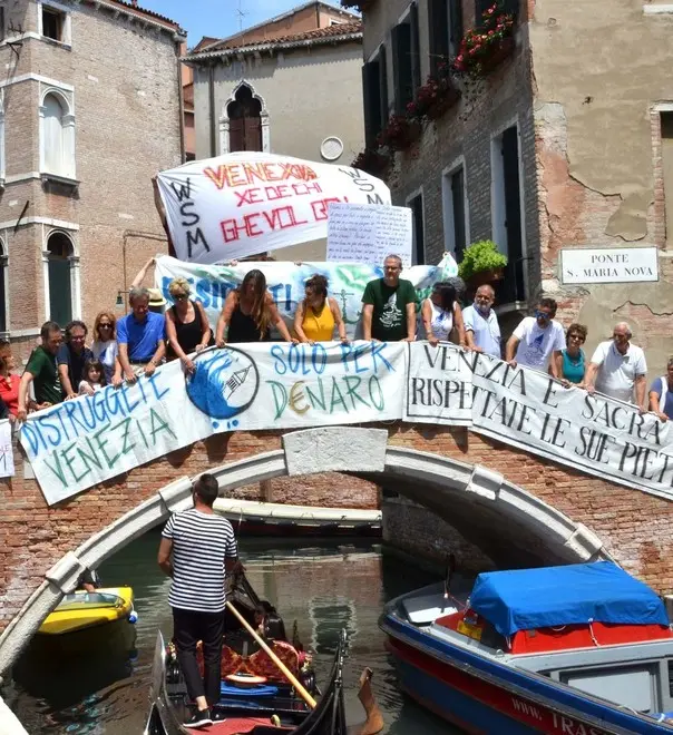 Interpress/Mazzega Venezia, 02.07.2016.- "Venezia ha un futuro", teli colorati esposti in centro storico si iniziativa del gruppo 25 Aprile, FAI e Italia nostra.- Nella foto in Campo S.Maria Nova